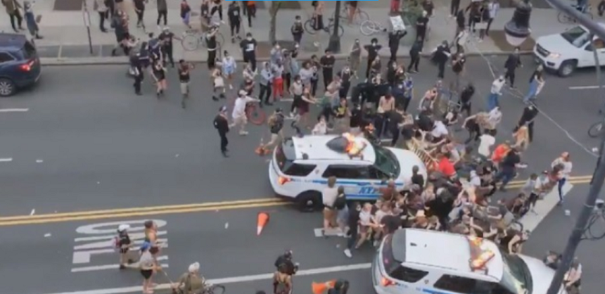 Anchetă la New York după ce două maşini de poliţie intră în mulţime la o manifestaţie în memoria lui George Floyd; Alexandria Occasio-Cortez denunţă incidentul, primarul Bill de Blasio ia apărarea poliţiştilor