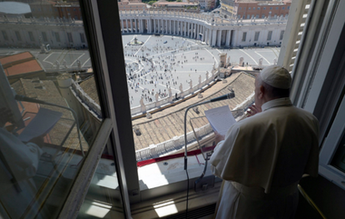 Papa Francisc, îngrijorat de indigenii din Amazonia din cauza covid-19, la prima rugăciune duminicală, după trei luni, în faţa credincioşilor reuniţi de Rusalii în Piaţa Sfântul Petru