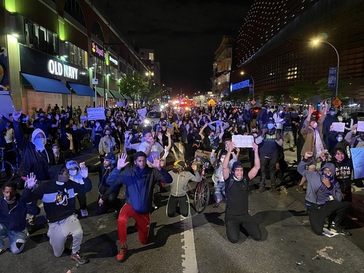 Proteste în SUA - Americanii au încălcat interdicţiile de circulaţie. Marşuri, pagube materiale şi arestări în marile oraşe - FOTO

