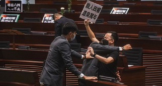 Parlamentul prochinez din Hong Kong adoptă controversata lege care pedepseşte ultrajul imnului naţional chinez