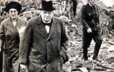 Ieşirea lui Trump cu Biblia în mână la Biserica Saint John din Washington, apărată viguros de Casa Abă, care-l evocă pe Churchill