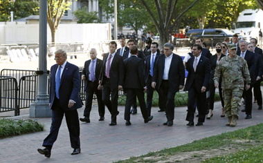 Plângere împotriva lui Trump după dispersarea unor manifestanţi în faţa Casei Albe; Barr şi Esper daţi de asemenea în judecată de Black Lives Matter şi alţi manifestanţi