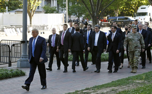 Plângere împotriva lui Trump după dispersarea unor manifestanţi în faţa Casei Albe; Barr şi Esper daţi de asemenea în judecată de Black Lives Matter şi alţi manifestanţi