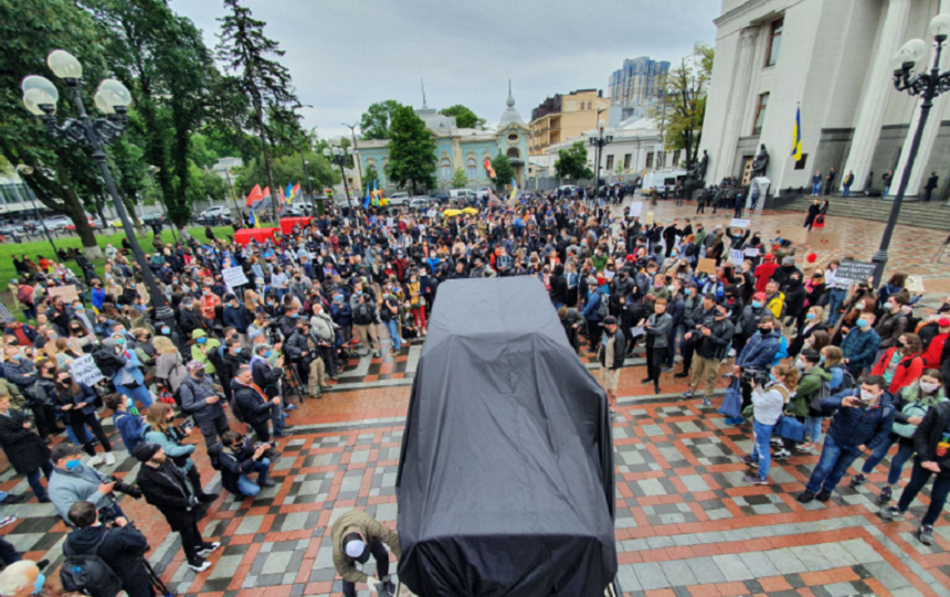 Manifestanţi cer în faţa Parlamentului demisia lui Arsen Avakov, în timpul unei interpelări a ministrului ucrainean de Interne, în urma unei serii de scandaluri implicând poliţia