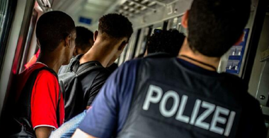 Oraşul Berlin adoptă o lege împotriva discriminării controversată; CDU se opune împreună cu extrema dreaptă AfD; poliţiştii acuzaţi de discriminare, obligaţi să dovedească că nu sunt vinovaţi