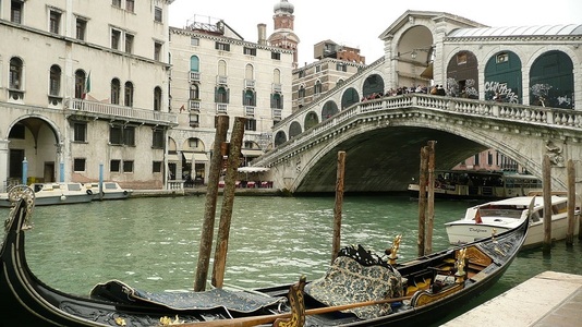 Veneţia: Doi turişti germani, amendaţi pentru că au înotat în Canal Grande - VIDEO