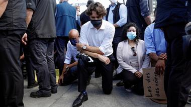 Justin Trudeau a îngenuncheat în semn de solidaritate, la o manifestaţie la Ottawa – VIDEO