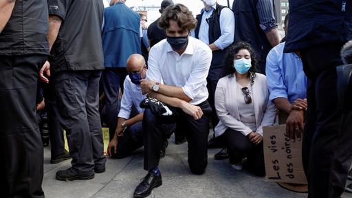 Justin Trudeau a îngenuncheat în semn de solidaritate, la o manifestaţie la Ottawa – VIDEO