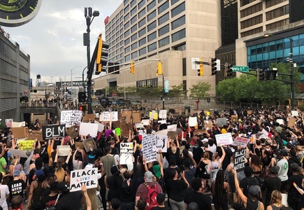 Proteste în SUA - Demonstraţii paşnice, cu muzică şi dans, în majoritatea oraşelor. Poliţia din Seattle a intervenit violent -  VIDEO