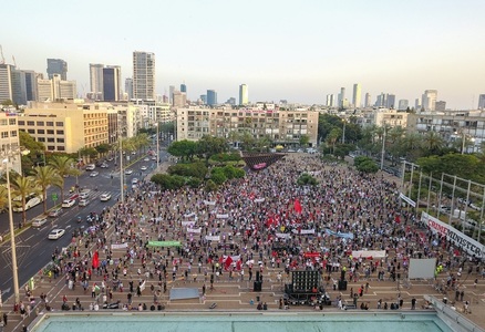 Tel Aviv - Mii de oameni au protestat faţă de planul lui Netanyahu de anexare a unor părţi din Cisiordania. Mai mulţi arestaţi, între care un jurnalist