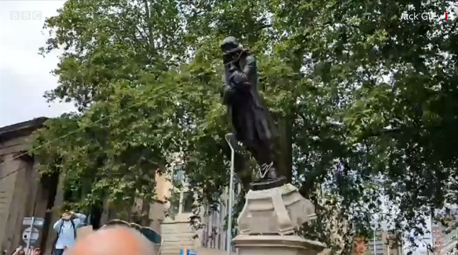 Statuia din Bristol a unui negustor de sclavi, dărâmată de pe soclu de protestatari - VIDEO
