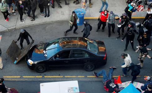 Un bărbat intră cu maşina în manifestanţi la Seattle şi împuşcă un manifestant