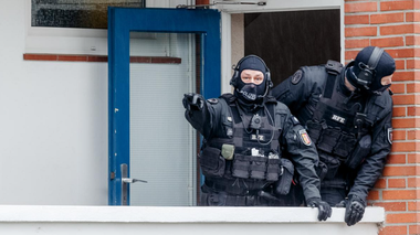 Plan de atac vizând musulmani, dejucat în Germania; un tânăr, arestat după ce s-a lăudat pe Internet că vrea să comită un atac islamofob ca cel de la Christchurch, în Noua Zeelandă; arme confiscate la domiciliul suspectului la Hildesheim; ”fişiere cu conţinut de extremă dreapta” pe dispozitive electronice