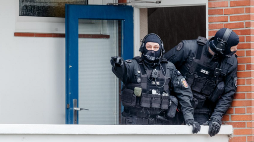 Plan de atac vizând musulmani, dejucat în Germania; un tânăr, arestat după ce s-a lăudat pe Internet că vrea să comită un atac islamofob ca cel de la Christchurch, în Noua Zeelandă; arme confiscate la domiciliul suspectului la Hildesheim; ”fişiere cu conţinut de extremă dreapta” pe dispozitive electronice