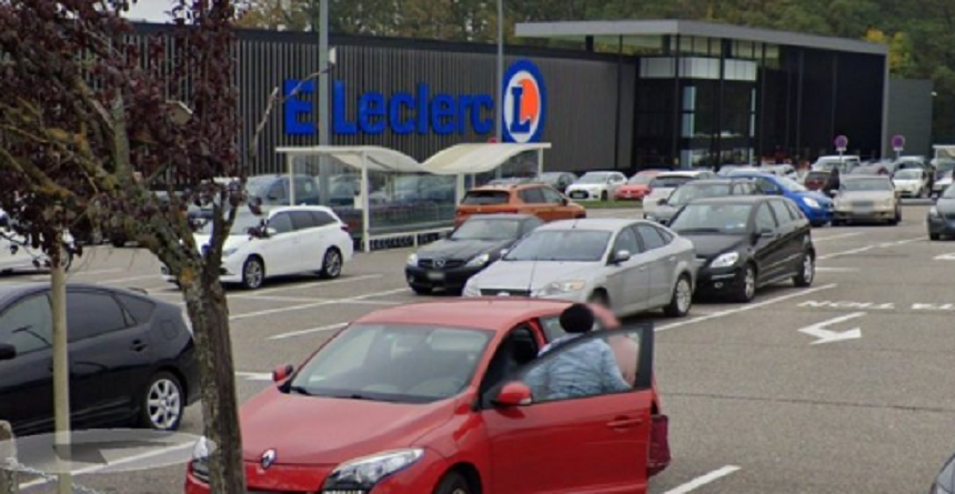 Luare de ostatici şi jaf armat cu Kalaşnikovul la un supermarket în Franţa, în apropierea frontierei cu Elveţia; hoţii au fugit cu un Audi negru