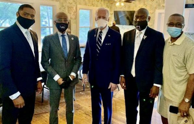Biden s-a întâlnit şi a discutat timp de peste o oră, la Houston, cu membri ai familiei lui George Floyd, anunţă avocatul Benjamin Crump