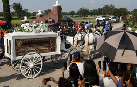 Funeraliile lui George Floyd, transformate în tribună politică; ”Când a fost America măreaţă?”, îl atacă pe Trump nepoata lui Floyd. Trump pune la îndoială credibilitatea uni bărbat de 75 de ani rănit la o manifestaţie