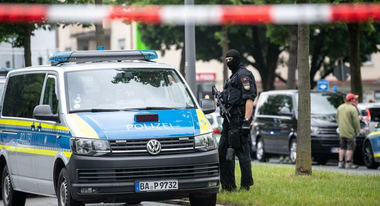 Trei arestări la Munchen, după ce o autoutilitară intră într-un grup de persoane pe o alee şi încăierări cu o bandă rivală, soldate cu trei răniţi