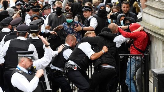 Londra: Violenţe între protestatari de extremă drepta şi manifestanţi antirasism, dar şi împotriva poliţiştilor - VIDEO
