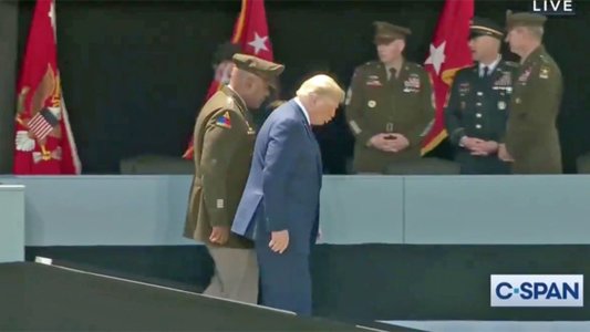 Donald Trump, care a împlinit 74 de ani, reacţionează după speculaţii cu privire la mersul său ezitant pe o rampă la academia West Point