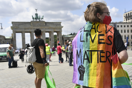 Lanţ uman de nouă kilometri la Berlin, cu distanţare socială şi mesaje împotriva rasismului şi inechităţii