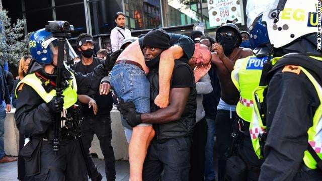 Black Lives Matter, în Londra - Protestatarul de culoare care a scos din mulţime un bărbat alb rănit: „Suntem toţi aceeaşi rasă”