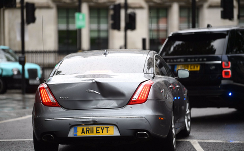 Boris Johnson, implicat într-un accident rutier minor la Parlament, după ce un manifestant fuge în faţa automobilului marca Jaguar în care se afla - VIDEO