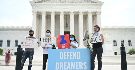Curtea Supremă a SUA validează statutul a 700.000 de imigranţi tineri, ”Dreamers”, şi-i aplică o lovitură dură lui Trump