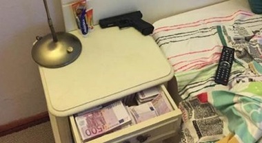 Presa bulgară a publicat fotografii din dormitorul premierul Borisov, în care acesta doarme lângă o armă şi o grămadă de bani / Borisov îl acuză pe preşedintele Radev că îl spionează cu drona