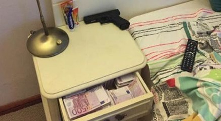 Presa bulgară a publicat fotografii din dormitorul premierul Borisov, în care acesta doarme lângă o armă şi o grămadă de bani / Borisov îl acuză pe preşedintele Radev că îl spionează cu drona