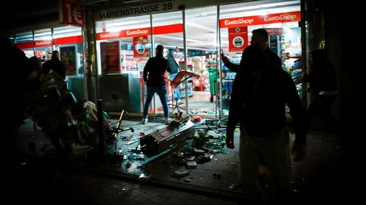Zeci de magazine vandalizate şi maşini ale poliţiei atacate, noaptea trecută, la Stuttgart. 19 poliţişti au fost răniţi – VIDEO