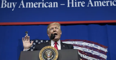 Trump blochează cărţile verzi şi numeroase vize de muncă până în 2021