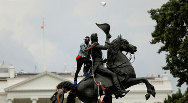Manifestanţi încearcă să doboare statuia din faţa Casei Albe a celui de-al şaptelea preşedinte al SUA, Andrew Jackson, care susţinea sclavia, pe care Trump l-a salutat drept primul preşedinte ”populist” 