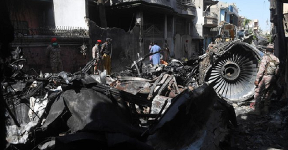 Accidentul Aibusului de la Karachi, cauzat de neatenţia piloţilor, care vorbeau despre noul coronavirus, arată raportul anchetei preliminare