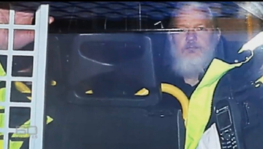 SUA îşi consolidează acuzaţiile împotrva lui Julian Assange, care ar fi recrutat hackeri din grupurile LulzSec şi Anonymous şi ar fi conspirat în vederea unor intruziuni pe calculatoare ale unui stat NATO