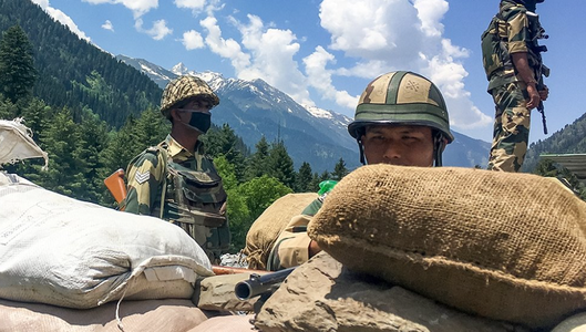 Forţe indiene şi chineze desfăşurate ”în număr mare” la frontiera contestată din Himalaya, anunţă New Delhi