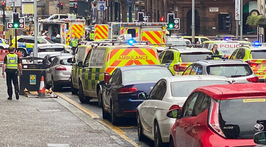 UPDATE - Cel puţin trei persoane înjunghiate mortal la Glasgow; Un bărbat împuşcat de poliţişti a murit, alte şase persoane rănite în incident, anunţă poliţia scoţiană