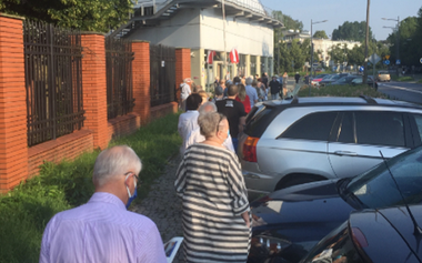 Polonezii, îngrijoraţi de viitorul democraţiei şi criza economică provocată de covid-19, îşi aleg preşedintele într-un scrutin amânat din cauza epidemiei