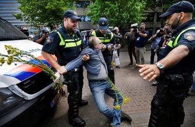 Poliţia din Haga a reţinut zeci de protestatari care au participat la o demonstraţie împotriva distanţării sociale