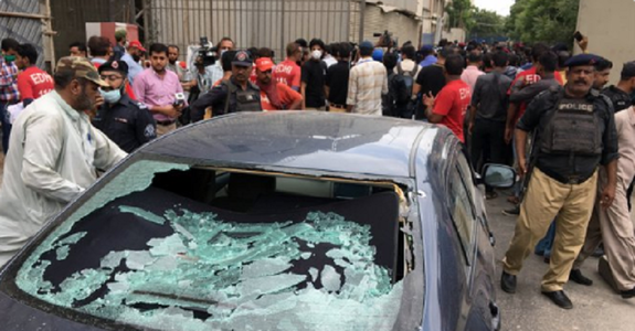 Atac armat la Bursa din Karachi; patru atacatori ”neutralizaţi” şi două persoane ucise