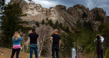 America, alarmată de covid-19, Trump dă fuga la focuri de artificii la Mont Rushmore de Ziua Naţională