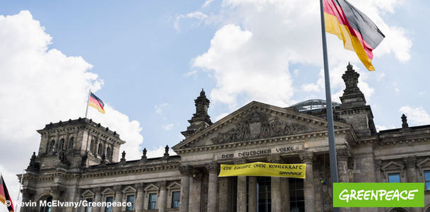 Bundestagul adoptă legea abandonării cărbunelui în Germania până în 2038 în timp ce organizaţii ecologiste manifestează la Reichstag în vederea accelerării procesului
