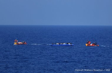 Italia: 180 de migranţi salvaţi de nava Ocean Viking vor fi transferaţi pe o altă ambarcaţiune şi vor sta 14 zile în carantină
