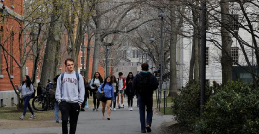 Trump ameninţă să nu emită vize şi să expulzeze studenţii străini în cazul în care universităţile organizează numai cursuri online în noul an univesitar