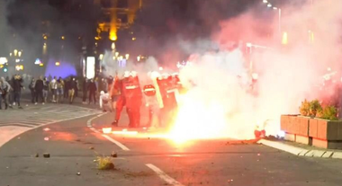 Cel puţin 60 de răniţi şi peste 20 de arestări la manifestaţii la Belgrad împotriva reintroducerii interdicţiei circulaţiei în Serbia; coaliţie a partidelor de opoziţie anunţă o nouă manifestaţie 