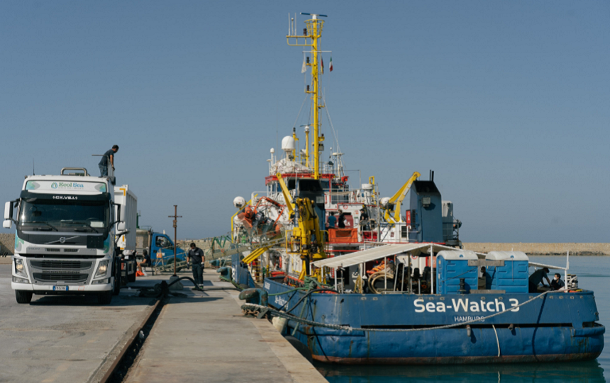 Italia imobilizează nava umanitară Sea Watch 3 aparţinând ONG-ului german Sea Watch, după ce salvează 209 migranţi