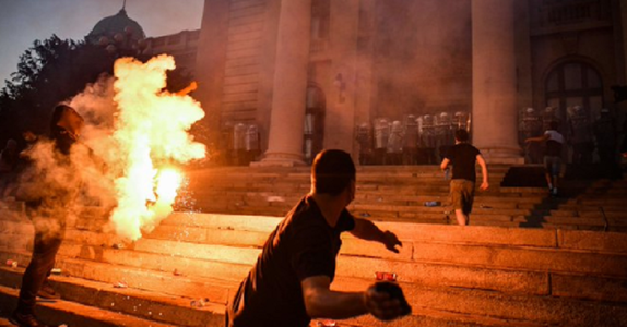 Guvernul sârb renunţă la reimpunerea izolării la Belgrad în urma manifestaţiilor violente; Vucici denunţă ”criminali  huligani” în drum către Paris