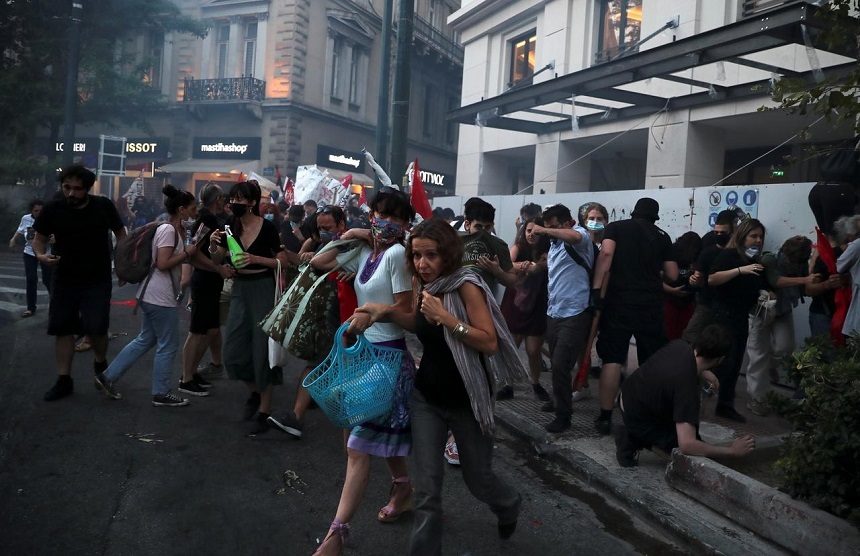 Parlamentul din Grecia a adoptat un proiect de lege referitor la demonstraţiile de stradă, în timp ce mii de oameni au manifestat la Atena pentru a denunţa legea