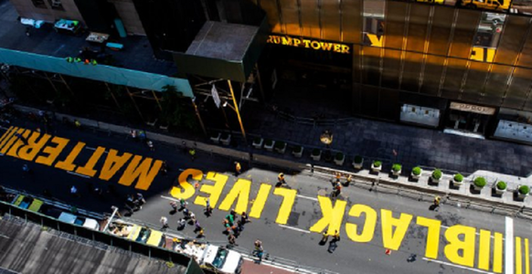 Sloganul ”Black Lives Matter”, vopsit pe stradă în faţa Trump Tower la New York
