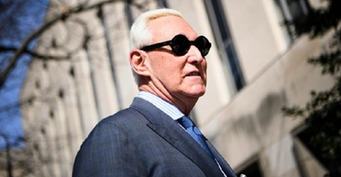 Donald Trump l-a graţiat pe fostul său consilier Roger Stone. Acesta era condamnat la trei ani şi patru luni de închisoare